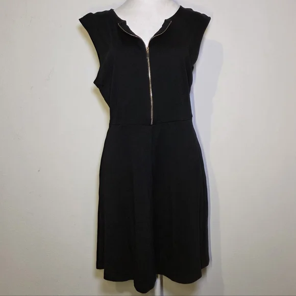 Elegant Black Sleeveless Dress - Picture 3 of 7